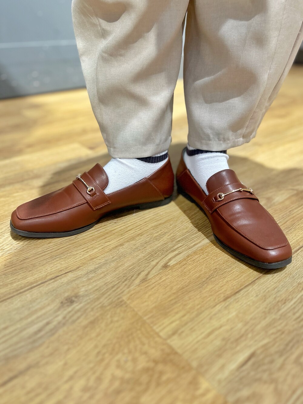 ブルー系のシャツ/ブラウス、ベージュ系のその他パンツ、ホワイト系のタンクトップを着用したレディースの春コーディネートの9枚目の写真