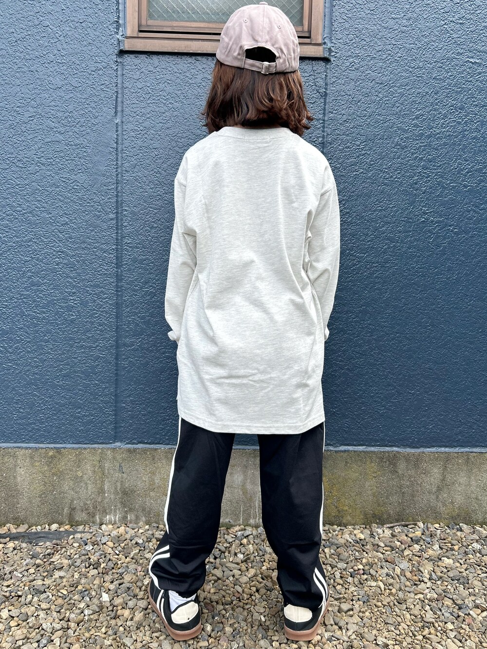 ブラック系のその他パンツ、ホワイト系のTシャツ/カットソー、ベージュ系のキャップを着用したキッズの秋コーディネートの3枚目の写真