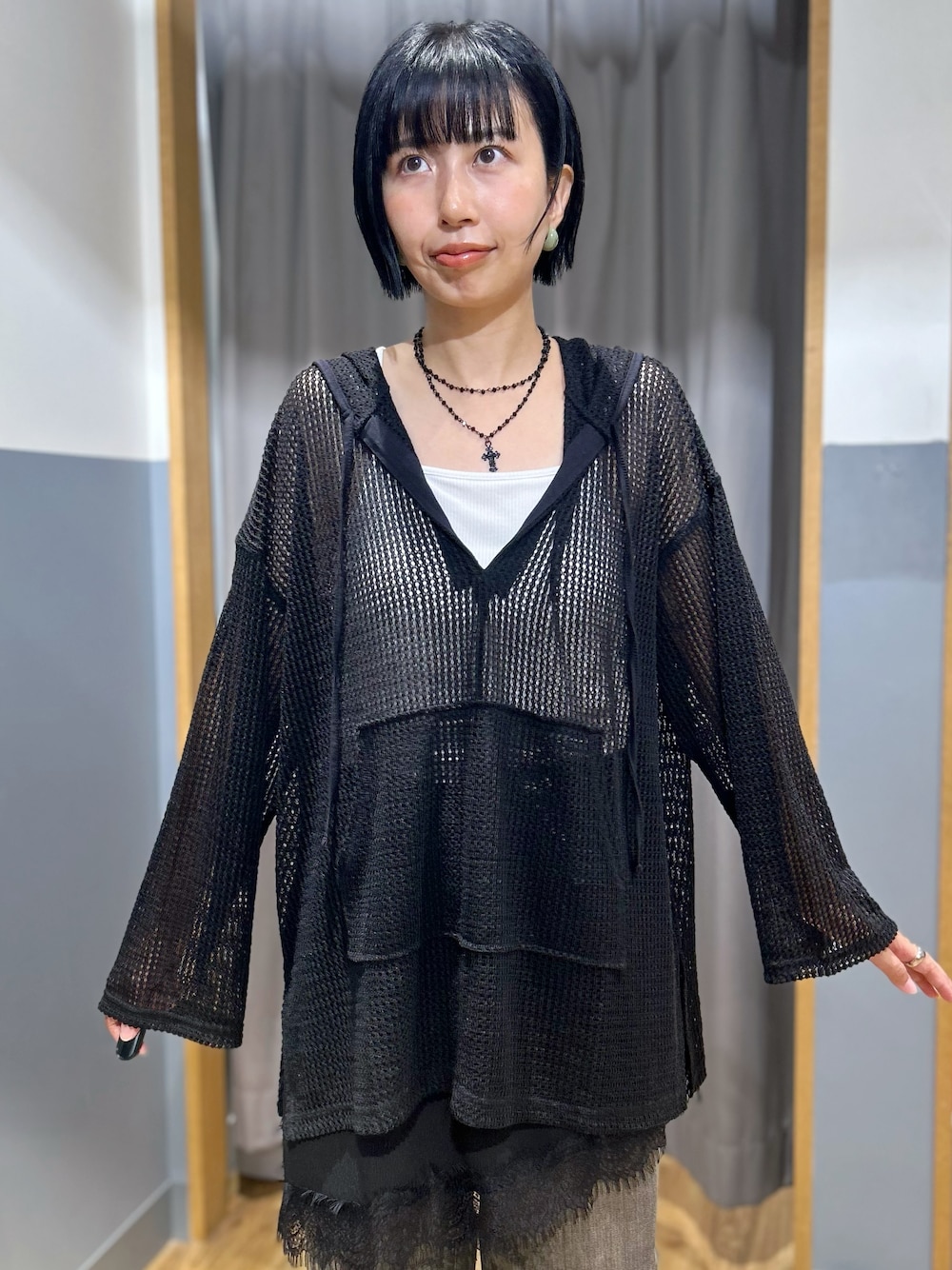 ブラック系のTシャツ/カットソー、ブラウン系のその他パンツ、ブラック系のショルダーバッグを着用したレディースの秋コーディネートの4枚目の写真