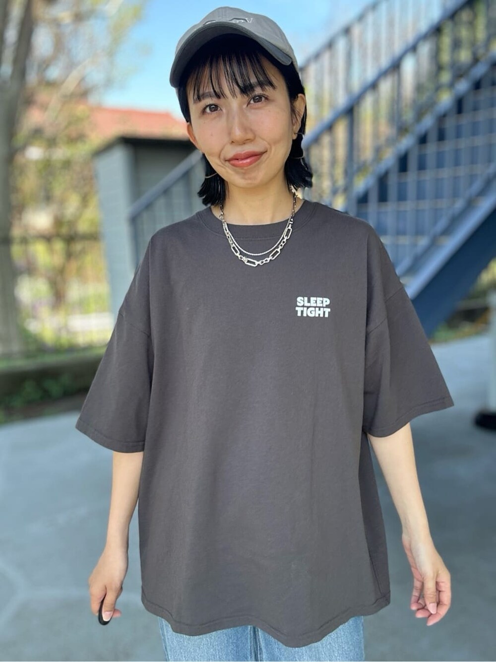 グレー系のTシャツ/カットソー、グレー系のTシャツ/カットソーを着用したレディースの春コーディネートの6枚目の写真