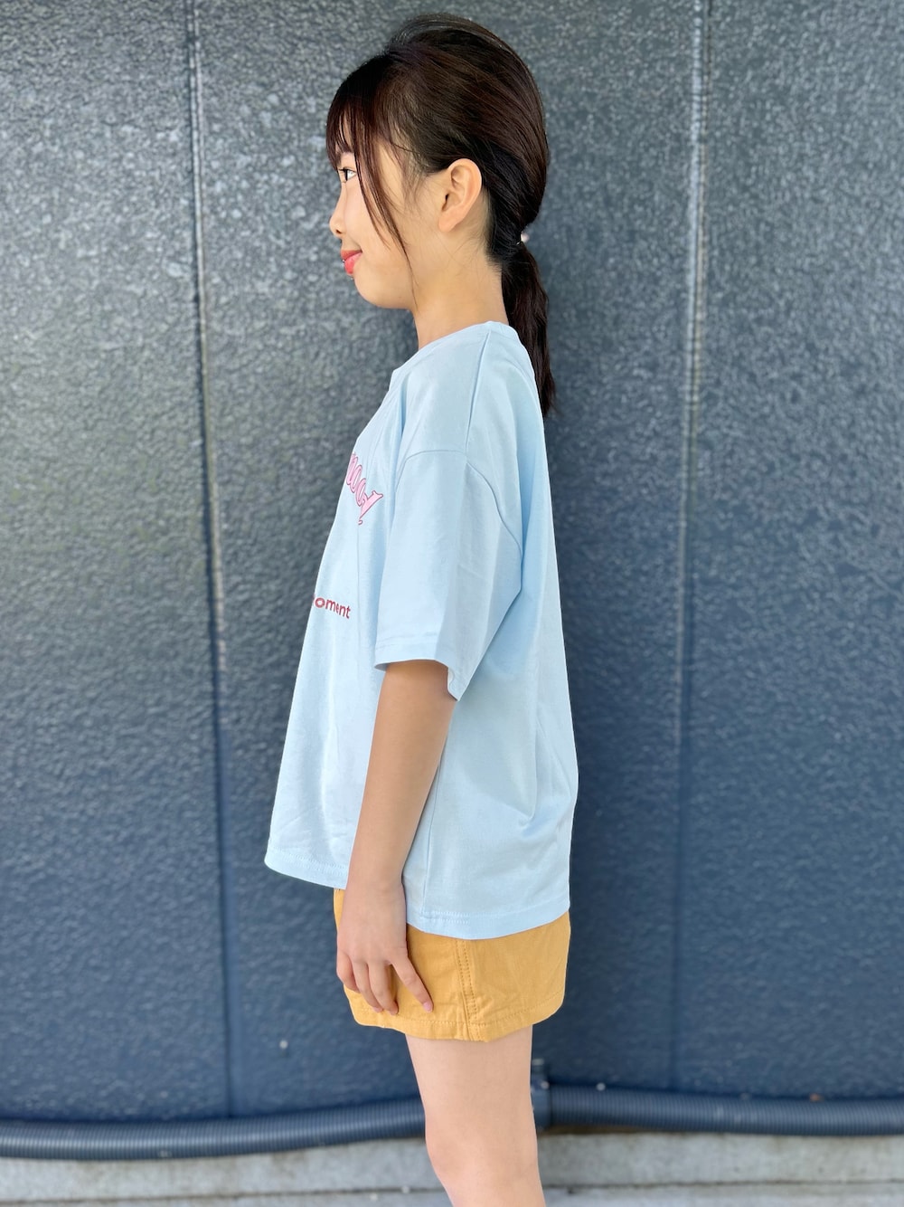 ブルー系のTシャツ/カットソー、イエロー系のその他パンツ、ブラック系のパーカーを着用したキッズの夏コーディネートの7枚目の写真