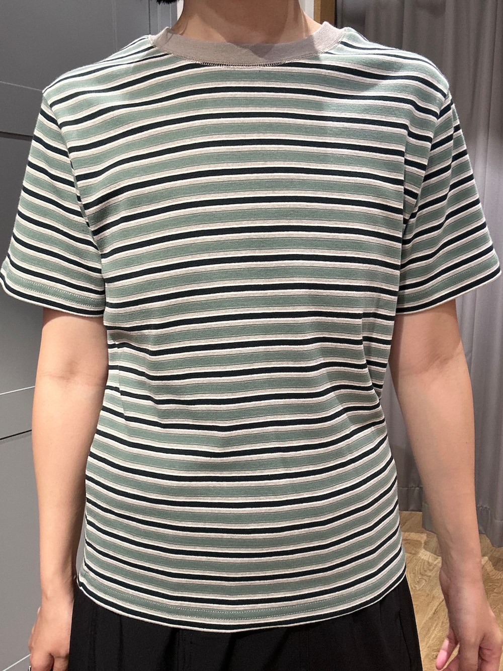 ブラック系のTシャツ/カットソー、ブラック系のスカート、ブラック系のボディバッグ/ウエストポーチを着用したレディースの夏コーディネートの4枚目の写真