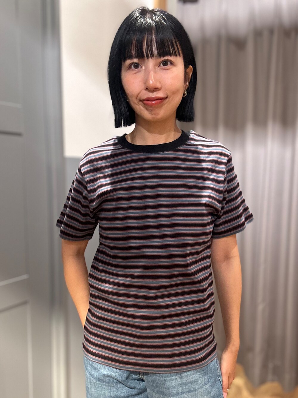 ブルー系のTシャツ/カットソー、ブラック系のベスト、ブルー系のデニムパンツを着用したレディースの夏コーディネートの7枚目の写真