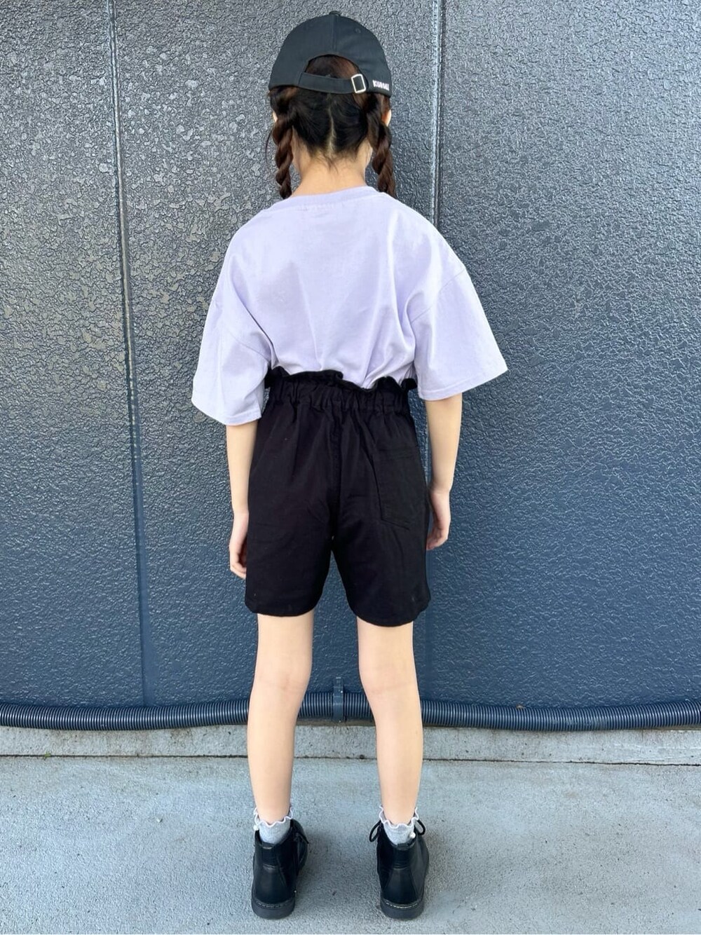 パープル系のTシャツ/カットソー、ブラック系のその他パンツ、ブラック系のショルダーバッグを着用したキッズの春コーディネートの4枚目の写真
