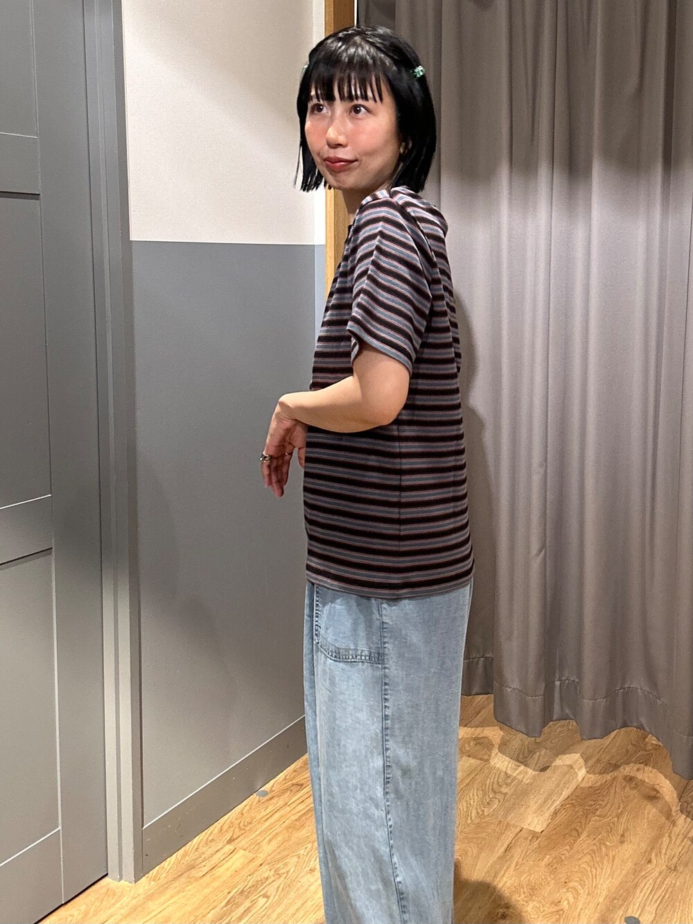 ブルー系のTシャツ/カットソー、ブラック系のシャツ/ブラウス、ブルー系のデニムパンツを着用したレディースの夏コーディネートの7枚目の写真