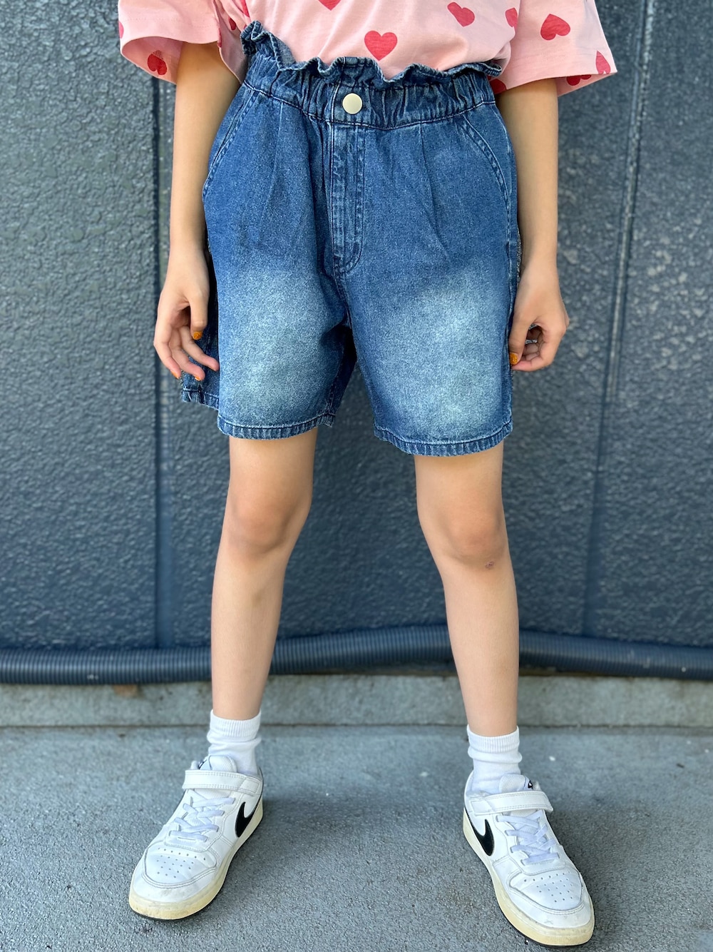 ピンク系のTシャツ/カットソー、ブルー系のその他パンツ、ピンク系のショルダーバッグを着用したキッズの夏コーディネートの6枚目の写真