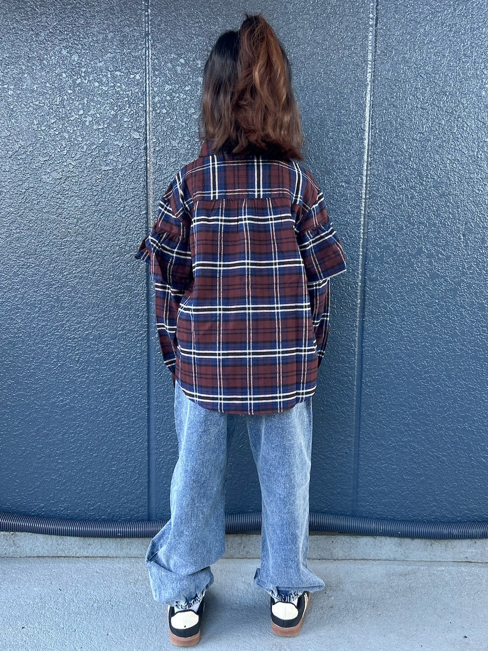 ブラウン系のシャツ/ブラウス、ブルー系のその他パンツ、ホワイト系のTシャツ/カットソーを着用したキッズの秋コーディネートの3枚目の写真