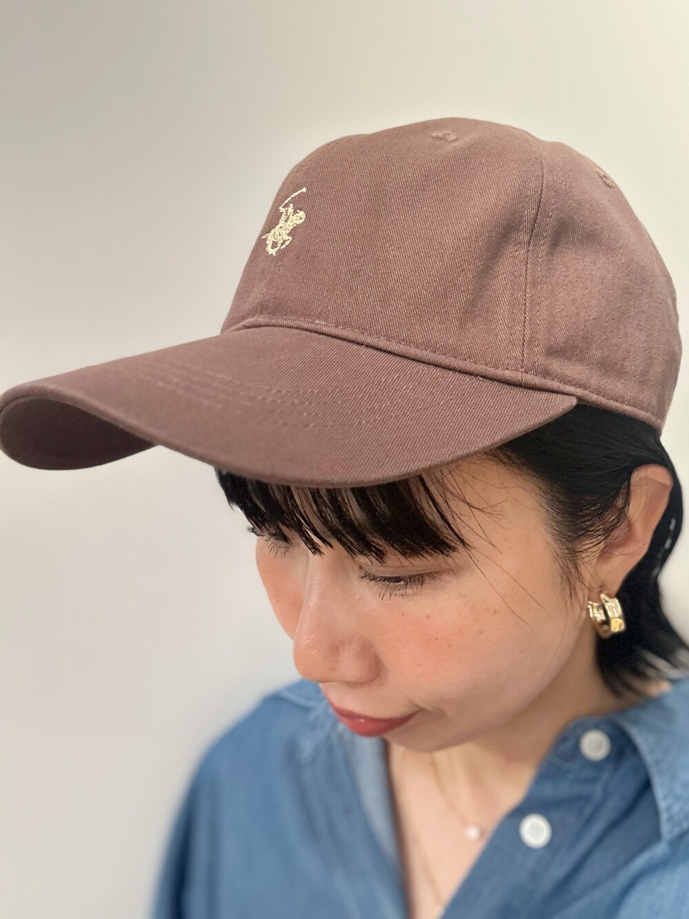 ブルー系のシャツ/ブラウス、ベージュ系のその他パンツ、ホワイト系のタンクトップを着用したレディースの春コーディネートの7枚目の写真