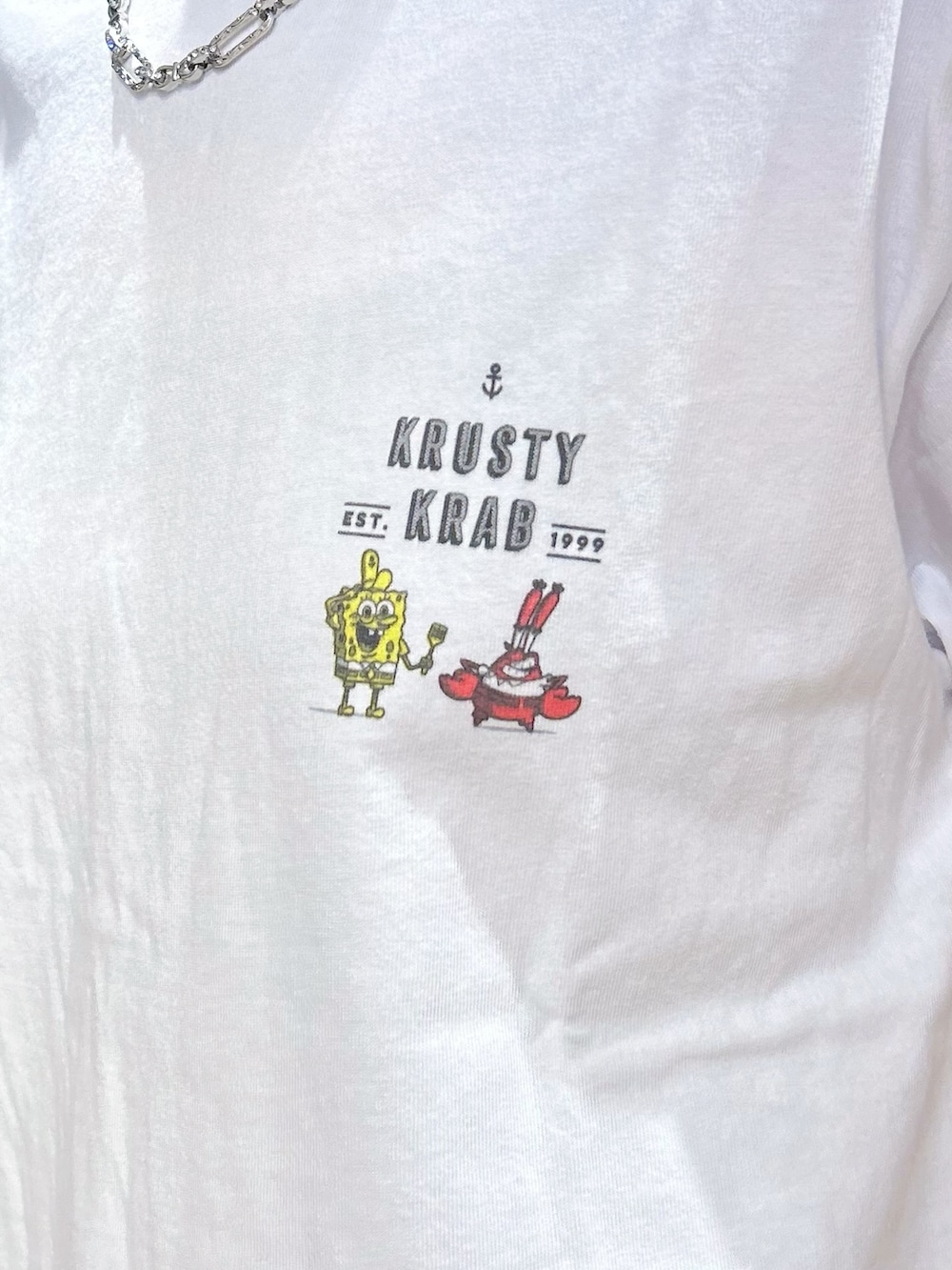 ホワイト系のTシャツ/カットソー、ブラウン系のシャツ/ブラウス、ブルー系のデニムパンツを着用したレディースの夏コーディネートの5枚目の写真