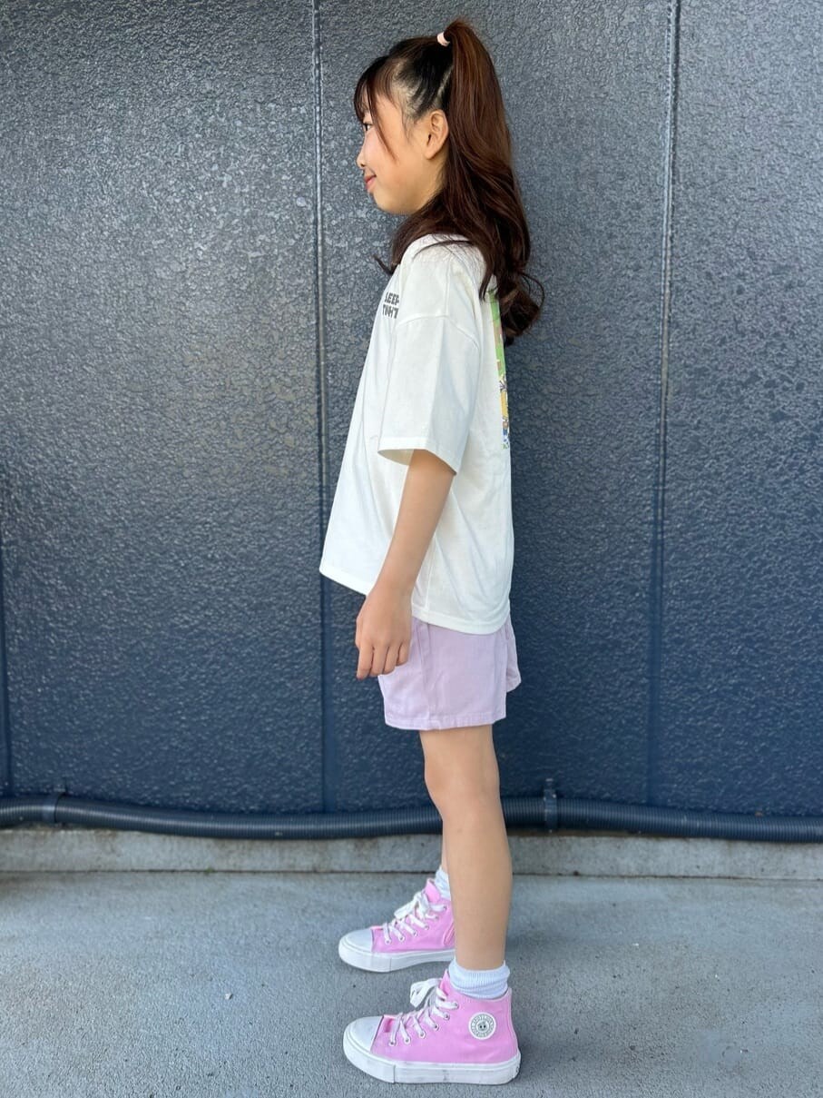 ホワイト系のTシャツ/カットソー、パープル系のその他パンツを着用したキッズの春コーディネートの5枚目の写真