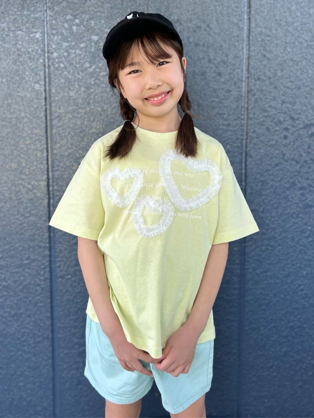 イエロー系のTシャツ/カットソー、グリーン系のその他パンツ、ブラック系のパーカーを着用したレディースの春コーディネートの6枚目の写真