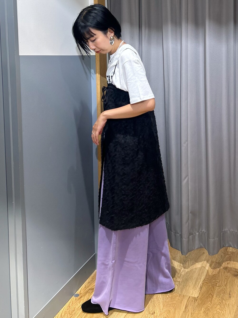 ホワイト系のTシャツ/カットソー、ブラック系のスカート、パープル系のその他パンツを着用したレディースの夏コーディネートの2枚目の写真