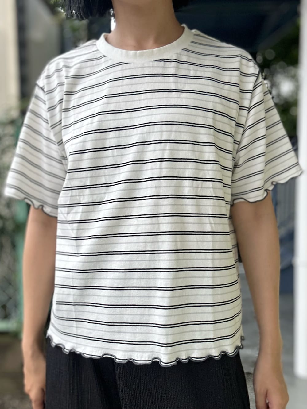 グレー系のその他トップス、ブラウン系のその他トップス、ブラック系のその他パンツを着用したレディースの夏コーディネートの5枚目の写真