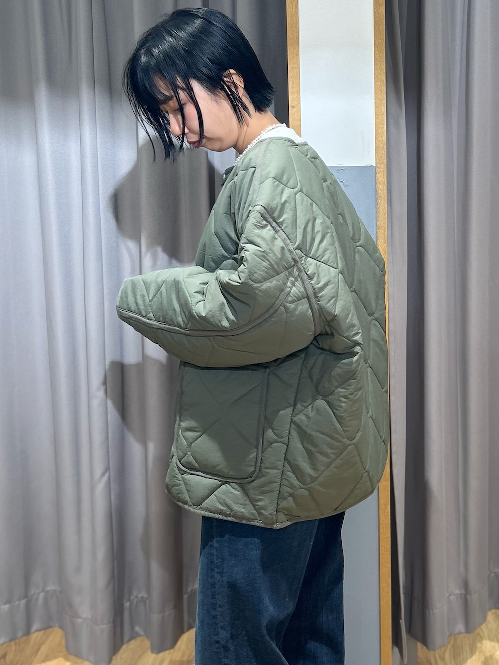 ベージュ系のスウェット、ホワイト系のTシャツ/カットソー、ブルー系のデニムパンツを着用したレディースの秋コーディネートの9枚目の写真