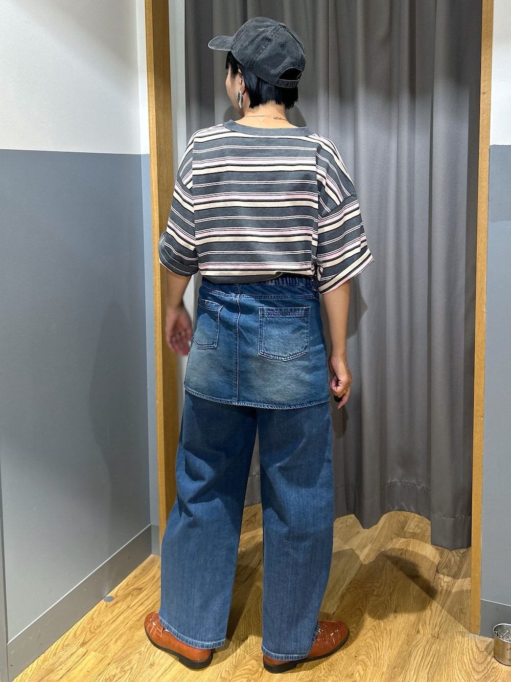 グレー系のTシャツ/カットソー、ブルー系のデニムパンツ、ベージュ系のトートバッグを着用したレディースの夏コーディネートの3枚目の写真