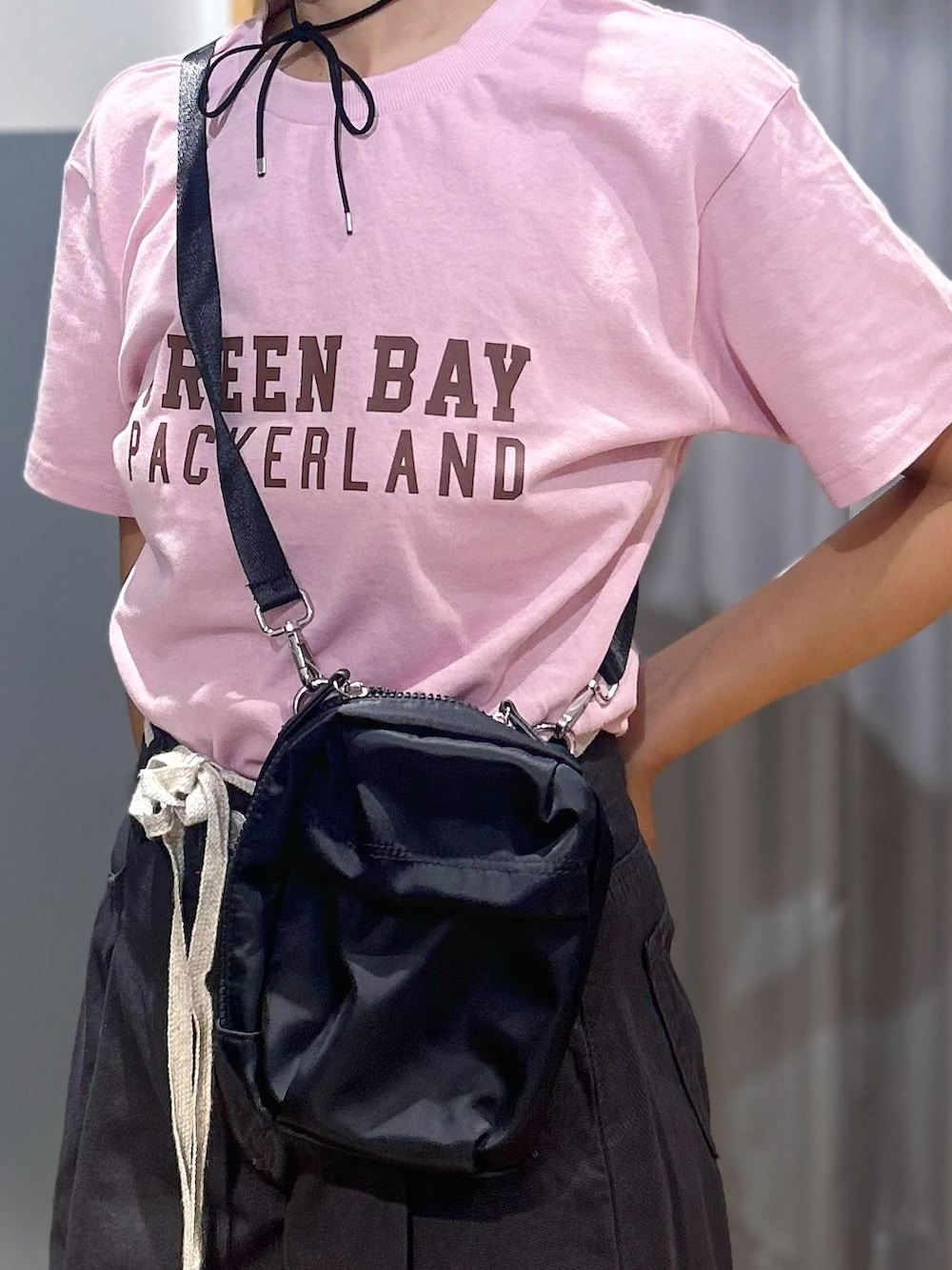 ピンク系のTシャツ/カットソー、グレー系のその他パンツ、ブラック系のショルダーバッグを着用したレディースの夏コーディネートの8枚目の写真
