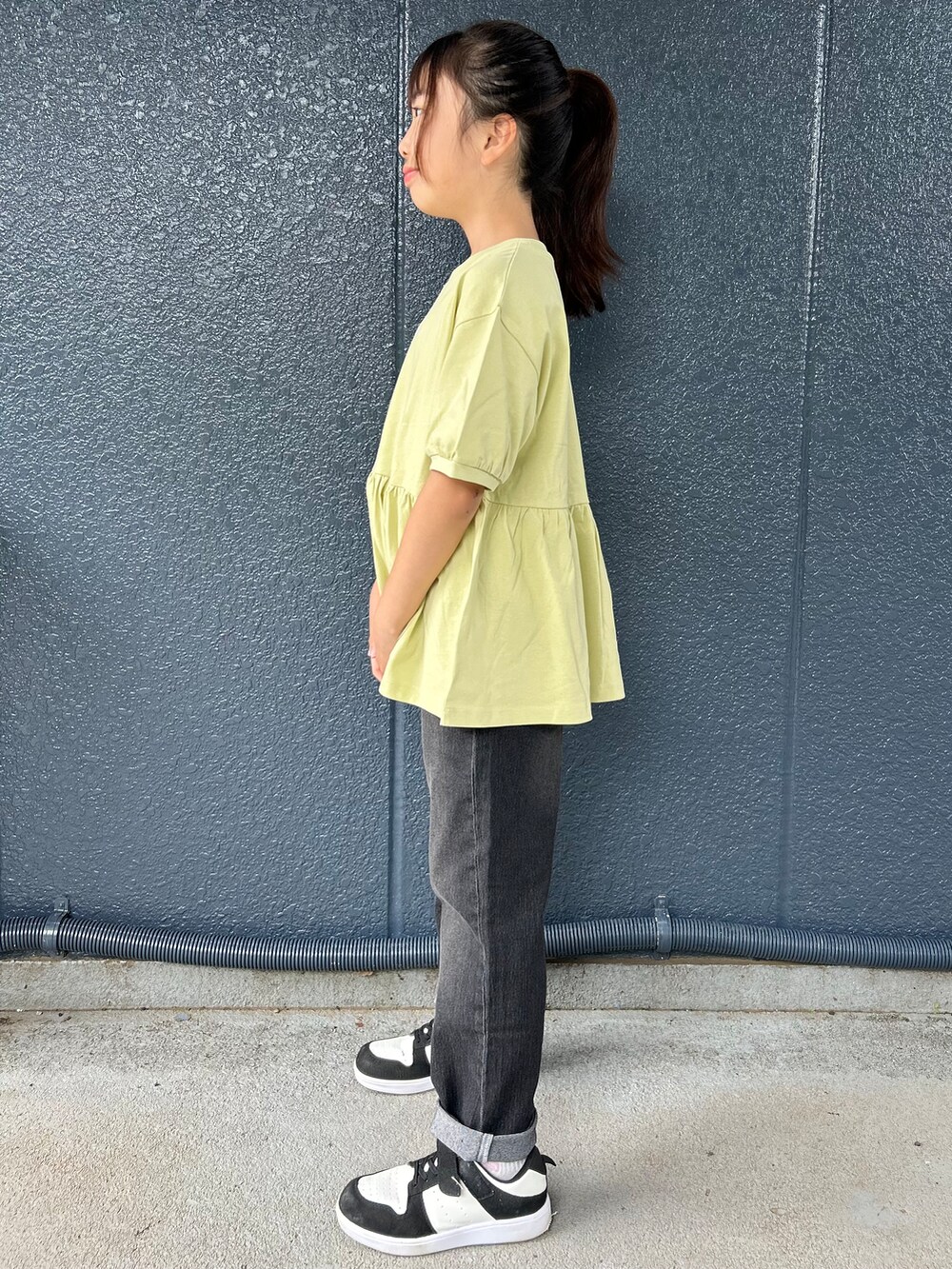 イエロー系のTシャツ/カットソー、ブラック系のデニムパンツを着用したキッズの夏コーディネートの2枚目の写真