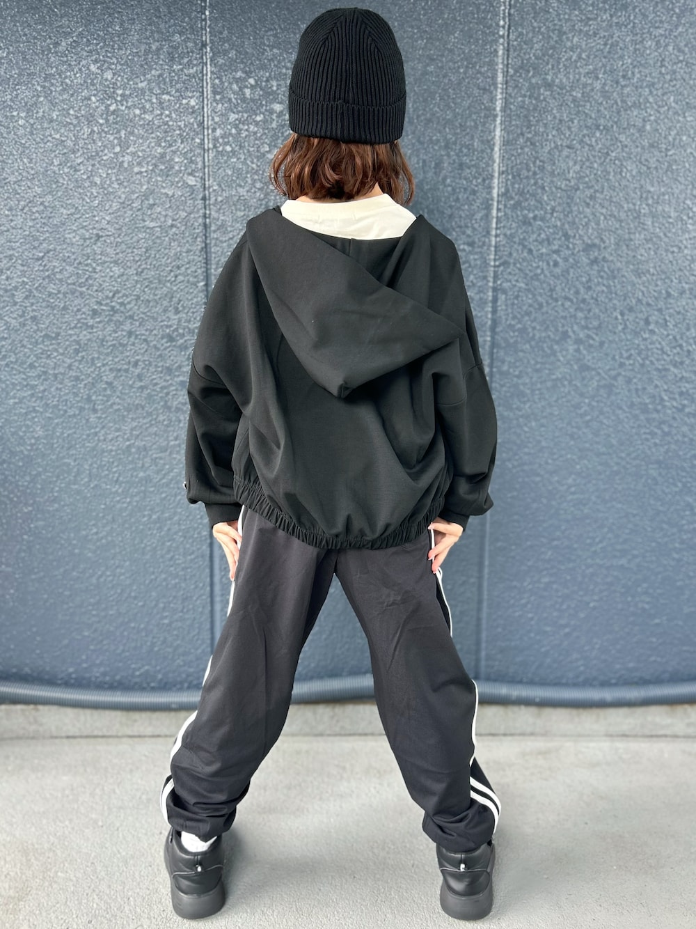 ホワイト系のTシャツ/カットソー、ブラック系のその他パンツ、ブラック系のカーディガン/ボレロを着用したキッズの秋コーディネートの3枚目の写真