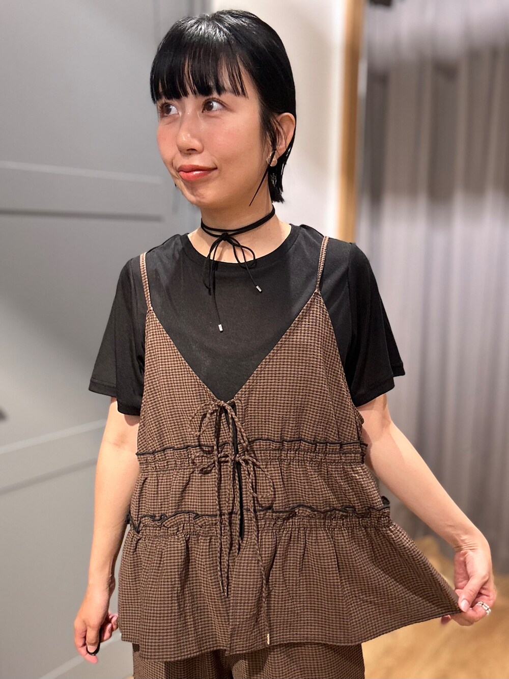 ブラウン系のセットアップ、ブラック系のTシャツ/カットソー、ブラック系のショルダーバッグを着用したレディースの夏コーディネートの5枚目の写真