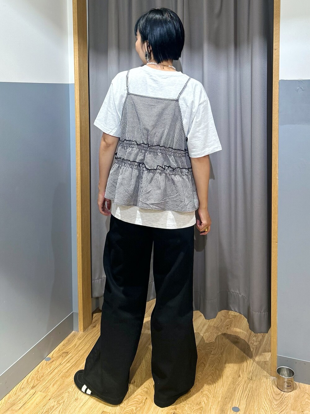 グレー系のTシャツ/カットソー、ブラック系のその他パンツ、ホワイト系のセットアップを着用したレディースの夏コーディネートの5枚目の写真