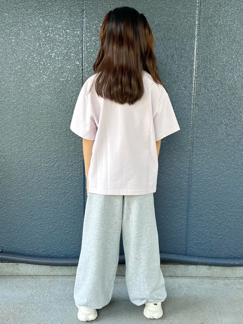 ピンク系のTシャツ/カットソー、グレー系のその他パンツ、ブラック系のショルダーバッグを着用したキッズの夏コーディネートの4枚目の写真