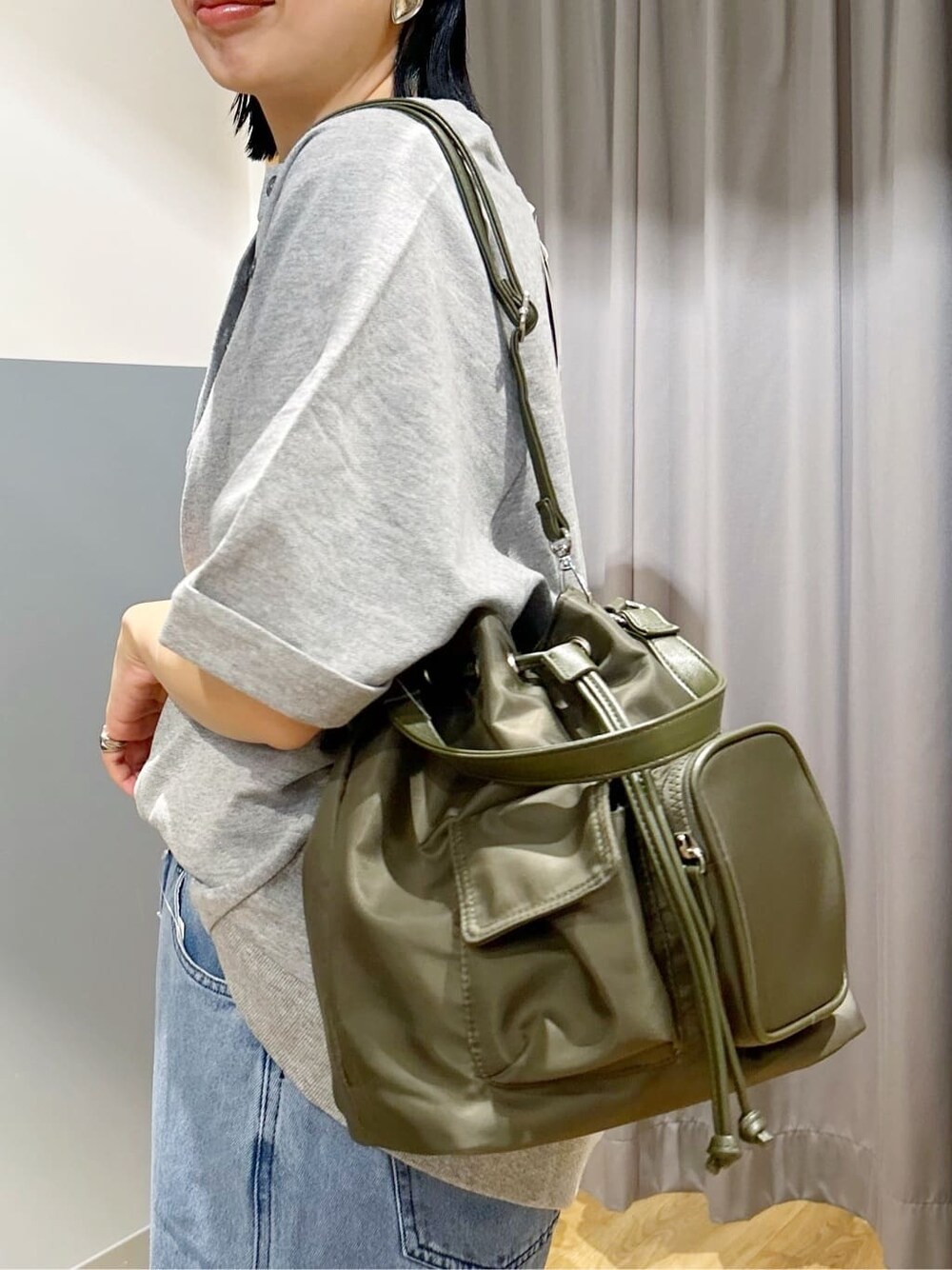 グレー系のその他トップス、ブルー系のその他パンツ、ブラウン系のショルダーバッグを着用したレディースの春コーディネートの9枚目の写真