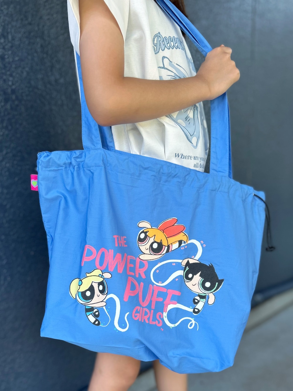 ホワイト系のTシャツ/カットソー、ブラック系のその他パンツ、ブルー系のトートバッグを着用したキッズの夏コーディネートの6枚目の写真