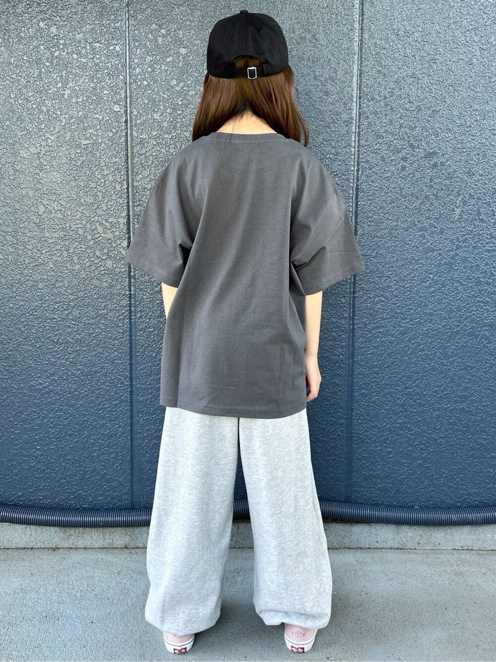 グレー系のTシャツ/カットソー、ブラック系のパーカー、ブラック系のキャップを着用したキッズの春コーディネートの6枚目の写真