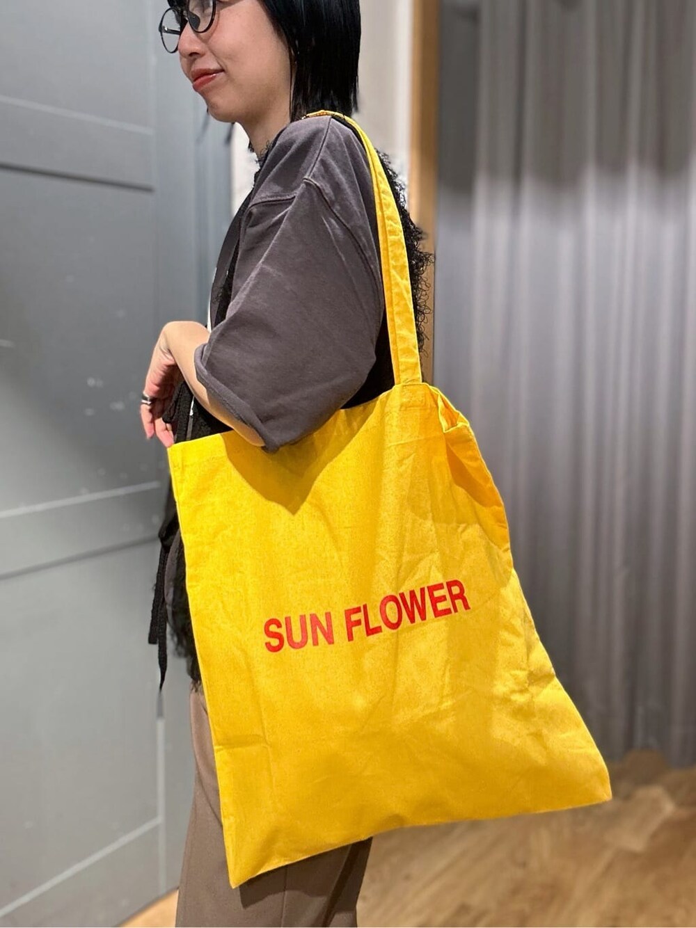 グレー系のTシャツ/カットソー、ブラック系のベスト、ブラック系のその他を着用したレディースの春コーディネートの9枚目の写真