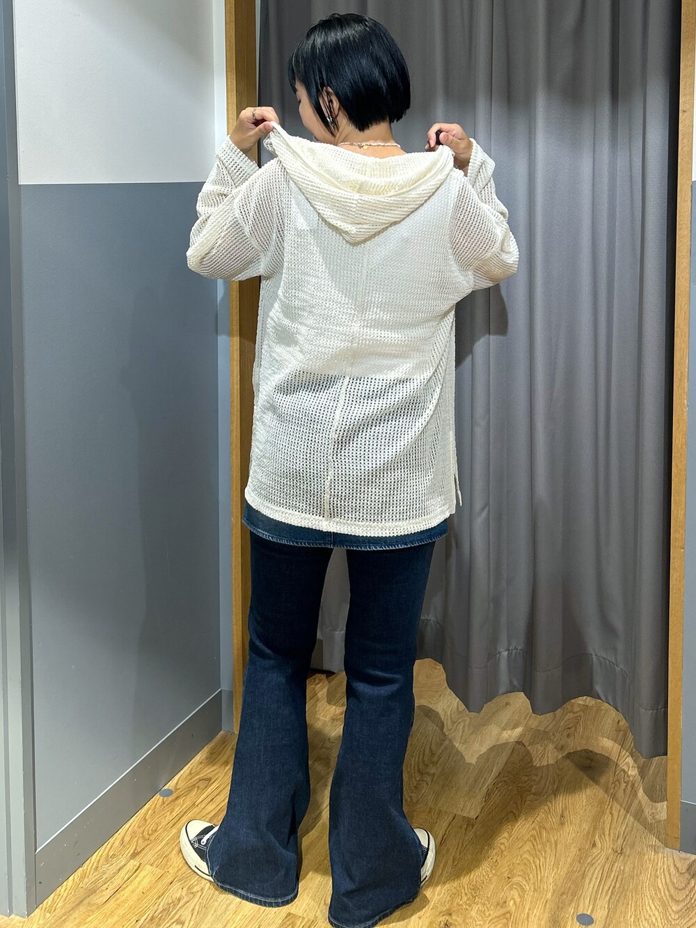 ブルー系のその他パンツ、ホワイト系のTシャツ/カットソー、ホワイト系のタンクトップを着用したレディースの夏コーディネートの3枚目の写真