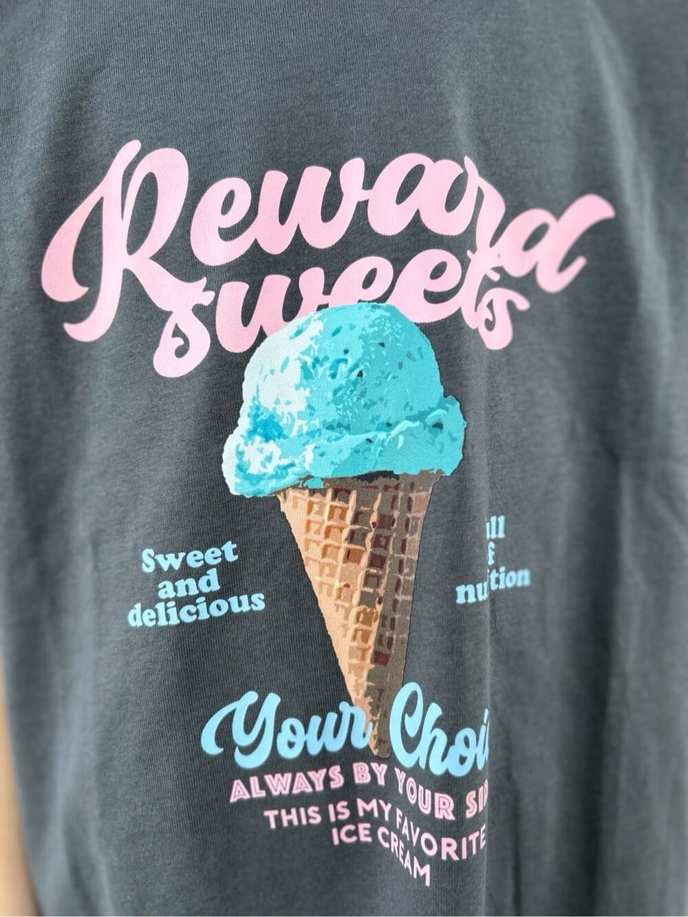 グレー系のTシャツ/カットソー、ブラック系のパーカー、ブラック系のキャップを着用したキッズの春コーディネートの8枚目の写真