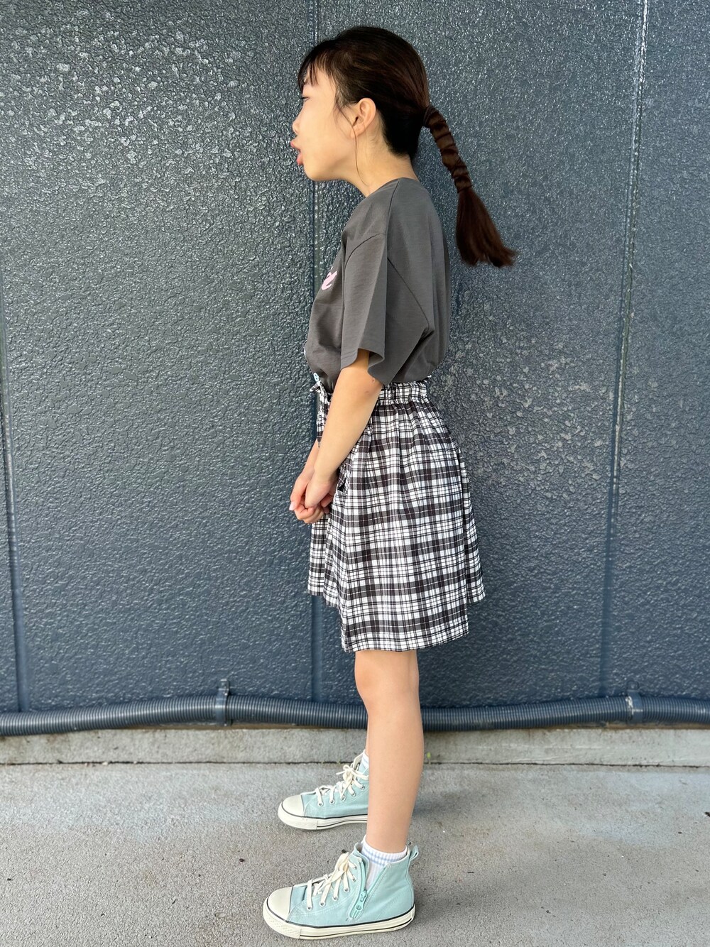 グレー系のTシャツ/カットソー、ブラック系のその他パンツ、ブラック系のショルダーバッグを着用したキッズの夏コーディネートの3枚目の写真