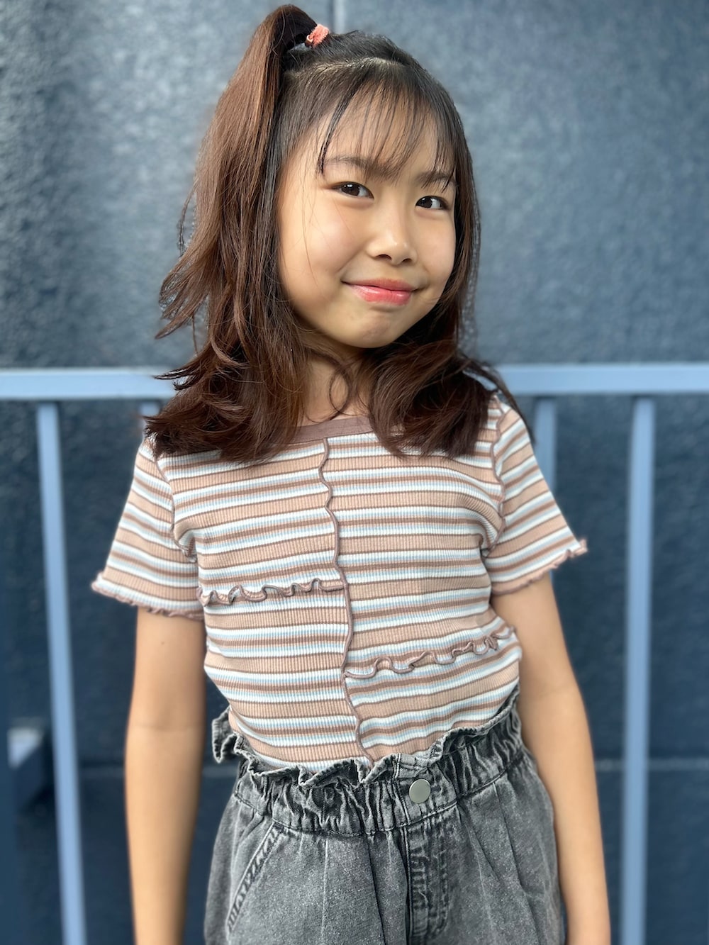 ブラウン系のTシャツ/カットソー、グレー系のその他パンツを着用したキッズの夏コーディネートの6枚目の写真