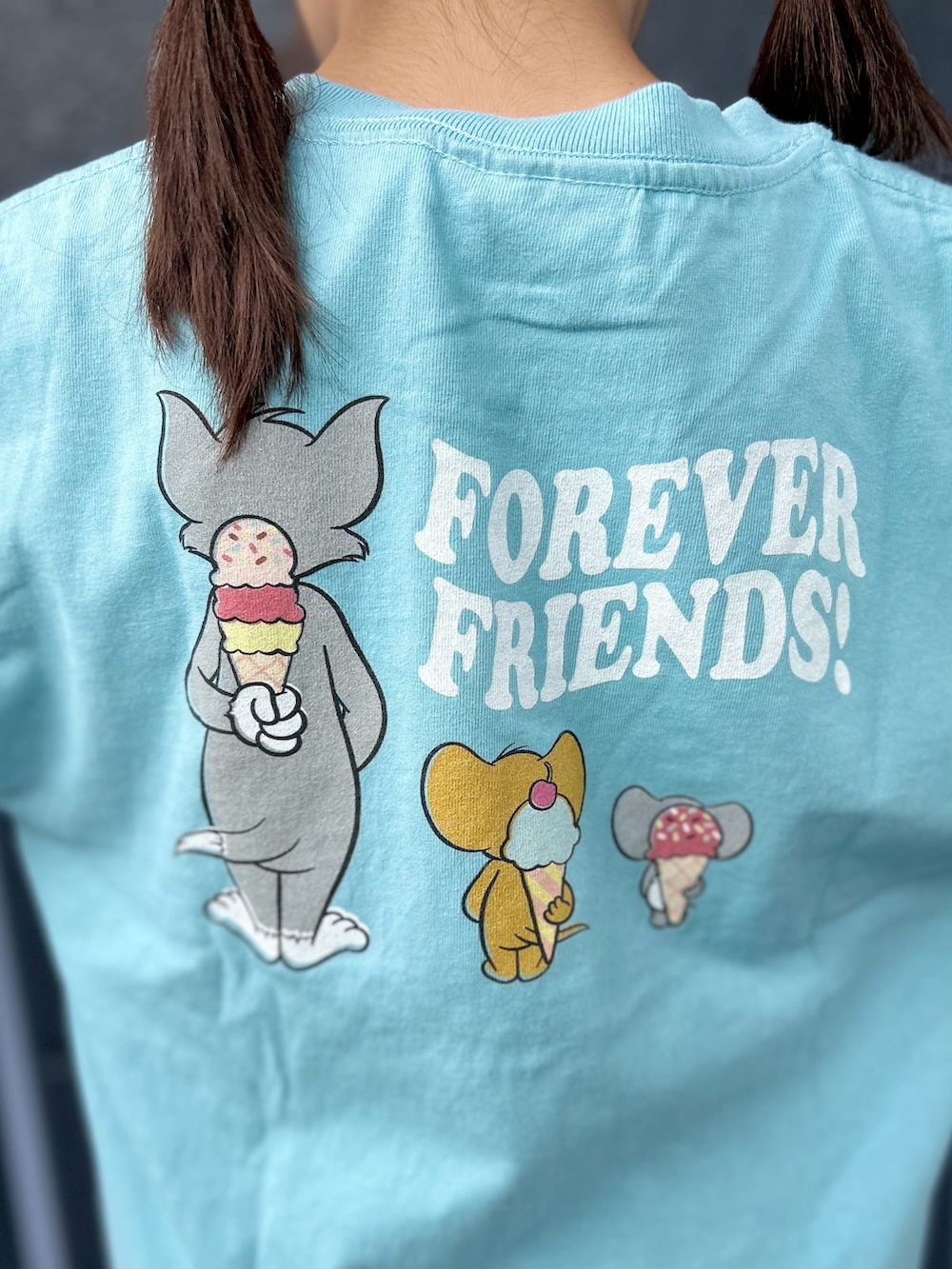ブルー系のTシャツ/カットソー、イエロー系のその他パンツを着用したキッズの夏コーディネートの7枚目の写真