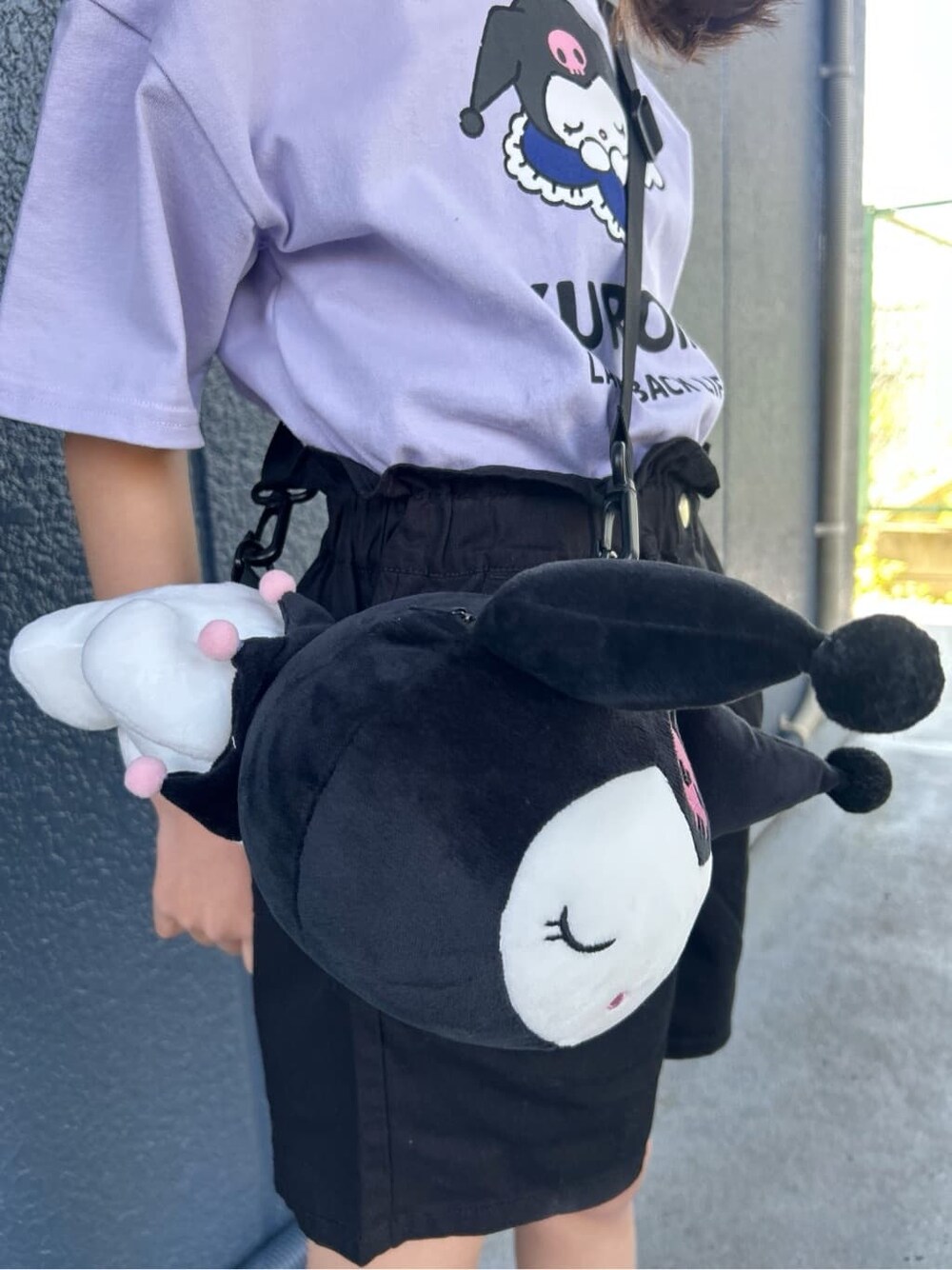 パープル系のTシャツ/カットソー、ブラック系のその他パンツ、ブラック系のショルダーバッグを着用したキッズの春コーディネートの8枚目の写真