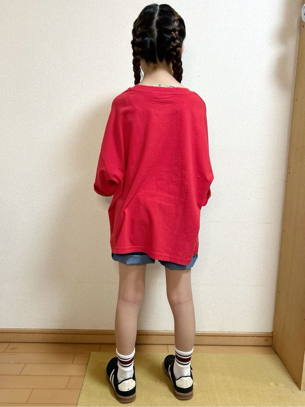 レッド系のTシャツ/カットソー、ブルー系のその他パンツ、ブラック系のボディバッグ/ウエストポーチを着用したキッズの春コーディネートの4枚目の写真
