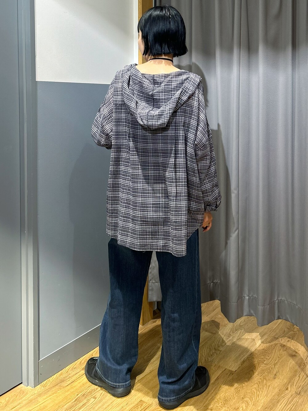 ブラック系のタンクトップ、グレー系のシャツ/ブラウス、ブルー系のデニムパンツを着用したレディースの夏コーディネートの4枚目の写真