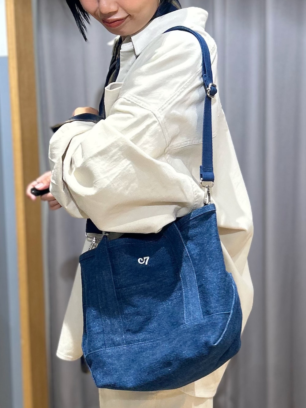 ブルー系のシャツ/ブラウス、ホワイト系のシャツ/ブラウス、ホワイト系のその他パンツを着用したレディースの秋コーディネートの10枚目の写真