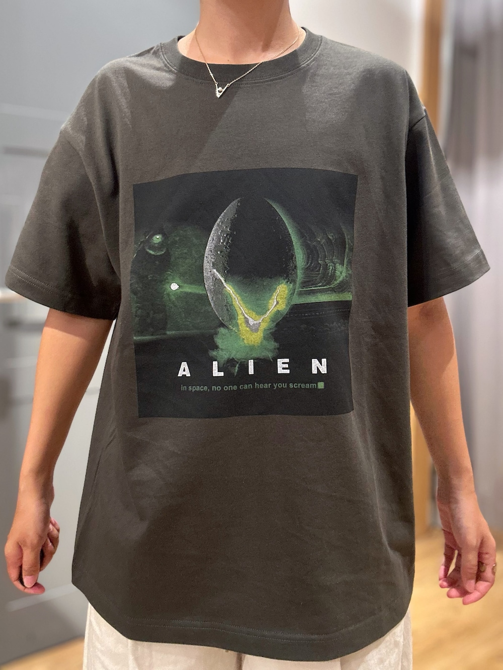 グレー系のTシャツ/カットソー、ホワイト系のその他パンツ、ベージュ系のテーラードジャケットを着用したレディースの夏コーディネートの5枚目の写真