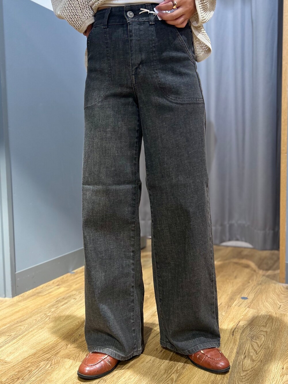 ホワイト系のニット/セーター、ブラウン系のその他パンツ、ブラック系のショルダーバッグを着用したレディースの夏コーディネートの7枚目の写真