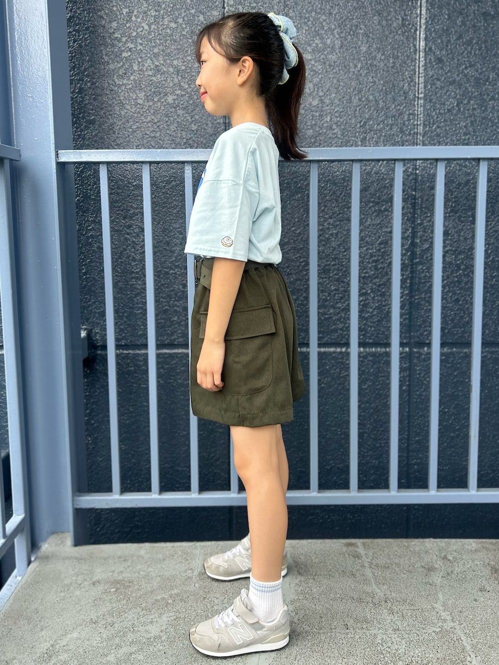 ブルー系のTシャツ/カットソー、ブラウン系のその他パンツを着用したキッズの夏コーディネートの2枚目の写真