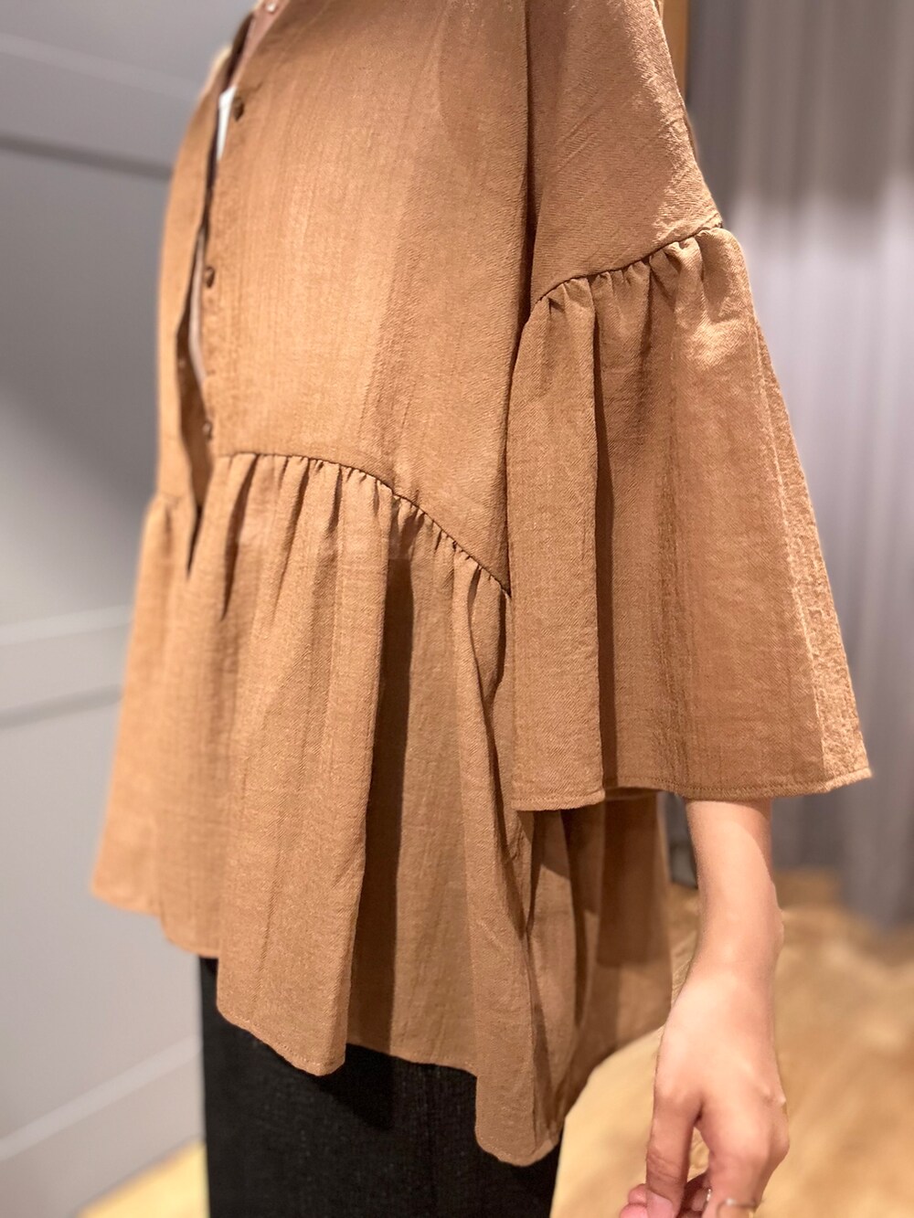 ブラウン系のシャツ/ブラウス、ホワイト系のタンクトップ、ブラック系のその他パンツを着用したレディースの夏コーディネートの5枚目の写真