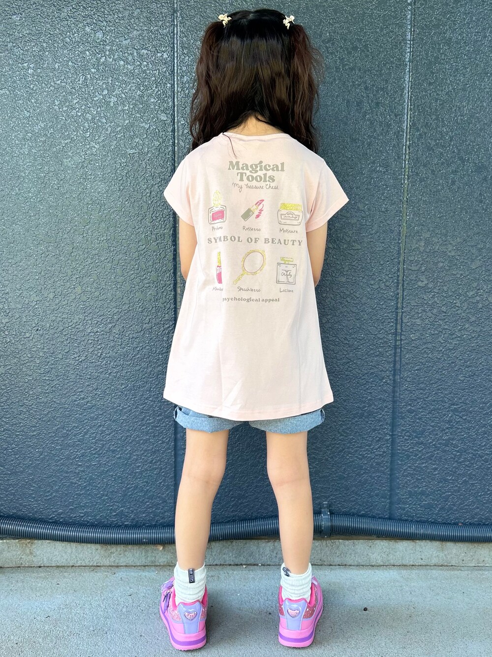 ブルー系のその他パンツ、ピンク系のTシャツ/カットソー、ピンク系のショルダーバッグを着用したキッズの春コーディネートの4枚目の写真