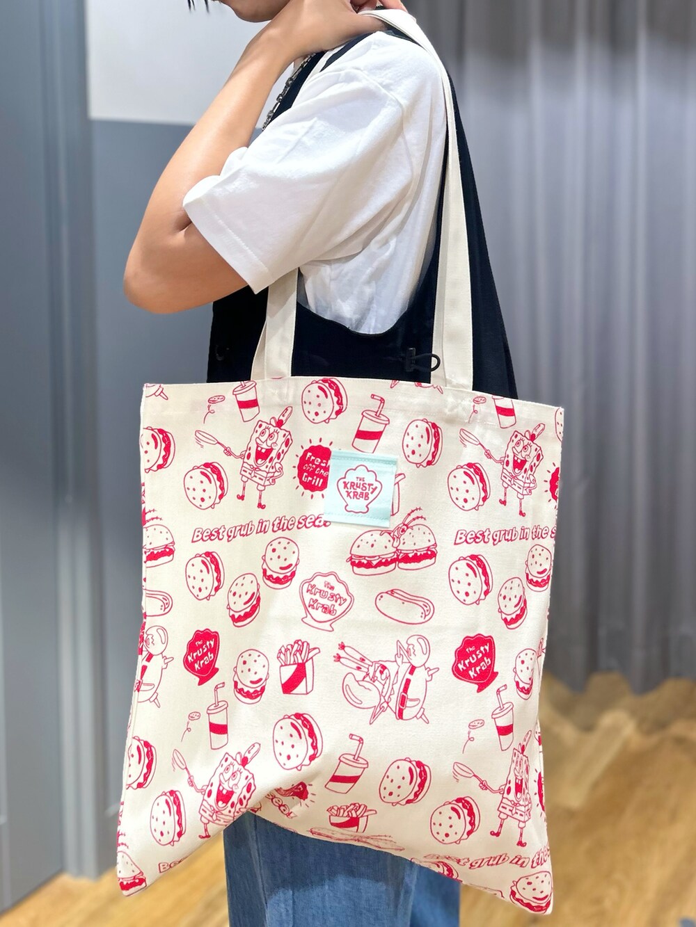 ホワイト系のTシャツ/カットソー、ブルー系のデニムパンツ、ブラック系のシャツ/ブラウスを着用したレディースの夏コーディネートの9枚目の写真