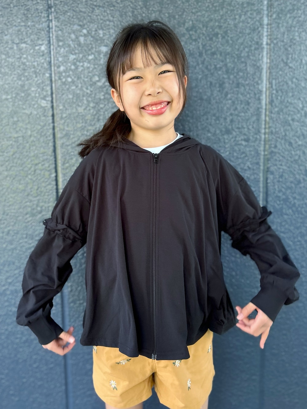 ブルー系のTシャツ/カットソー、イエロー系のその他パンツ、ブラック系のパーカーを着用したキッズの夏コーディネートの9枚目の写真