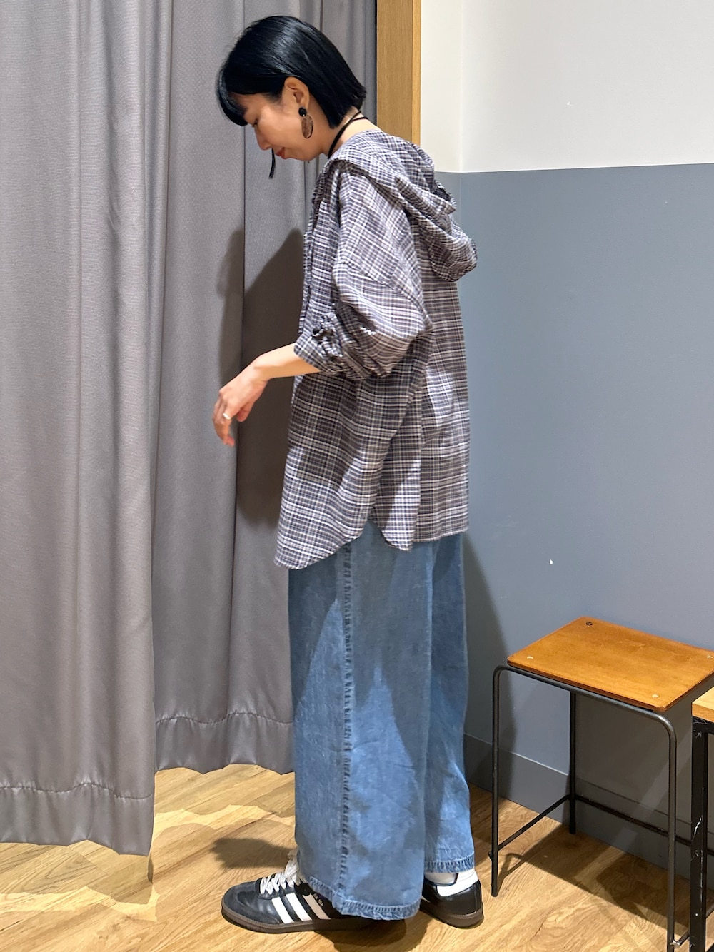 ピンク系のタンクトップ、グレー系のシャツ/ブラウス、ブルー系のデニムパンツを着用したレディースの春コーディネートの3枚目の写真