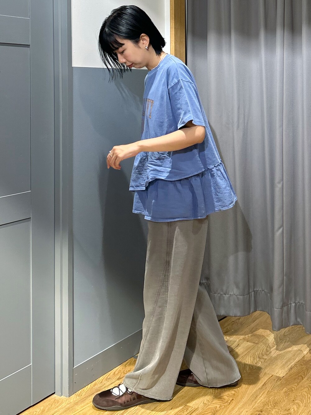 ブルー系のTシャツ/カットソー、グレー系のその他パンツ、ブラック系のショルダーバッグを着用したレディースの春コーディネートの2枚目の写真