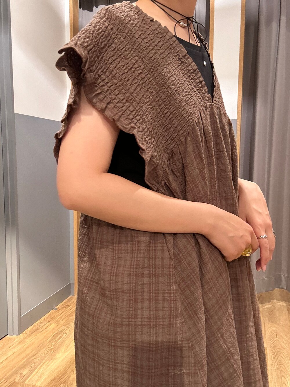 ブルー系のデニムパンツ、ブラック系のキャップを着用したレディースの夏コーディネートの5枚目の写真