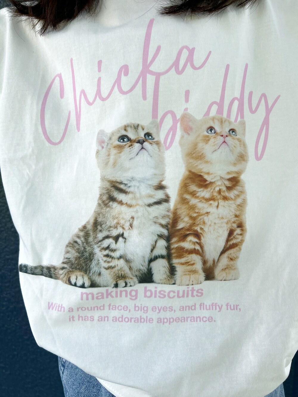 ブルー系のその他パンツ、ホワイト系のTシャツ/カットソー、ホワイト系のショルダーバッグを着用したキッズの春コーディネートの9枚目の写真