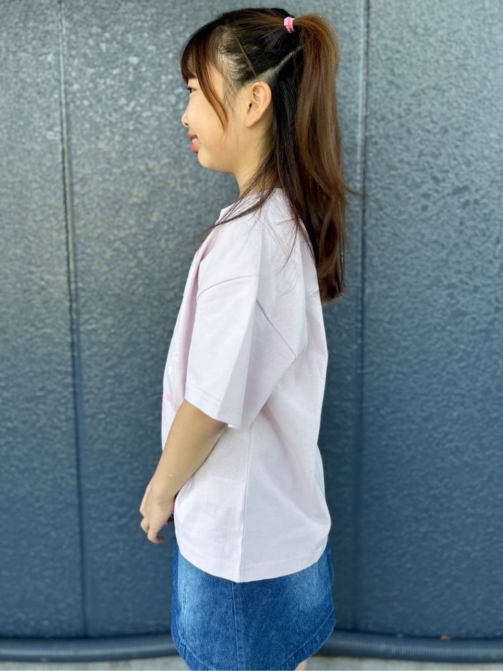 ピンク系のTシャツ/カットソー、ブルー系のデニムスカート、パープル系のパーカーを着用したキッズの春コーディネートの9枚目の写真